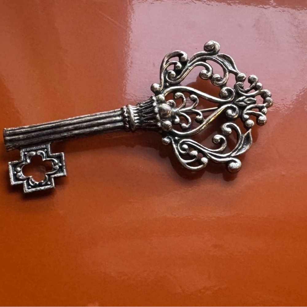 Key Brooch Pin - Picture 5 of 6